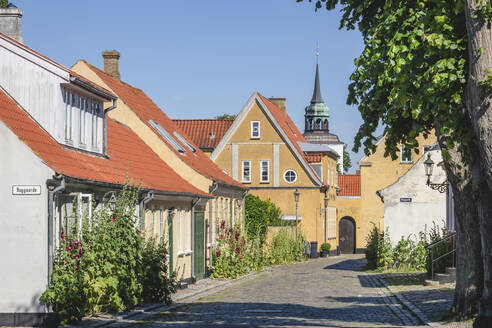 Dänemark, Region Süddänemark, Aeroskobing, Alte Stadthäuser entlang einer Kopfsteinpflasterstraße - KEBF01605