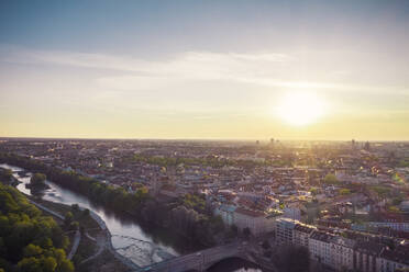 Luftaufnahme von München bei Sonnenuntergang, Bayern, München - DHEF00196