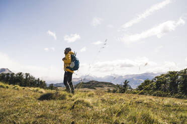 Mann mit Rucksack steht auf einem Berg in Patagonien, Argentinien, Südamerika - UUF20814