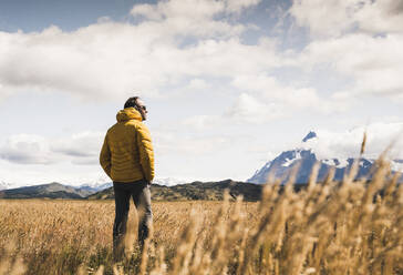 Mann auf einer Wiese im Torres Del Paine National Park, Chile, Patagonien, Südamerika - UUF20816