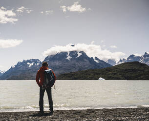 Rucksacktourist mit Blick auf den Grey Glacier im Torres Del Paine National Park, Chile, Patagonien, Südamerika - UUF20818