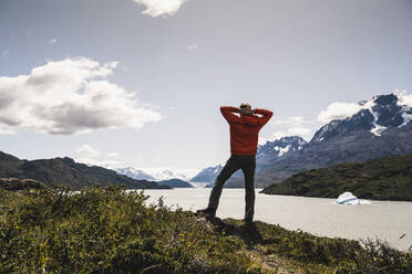 Mann bewundert die Aussicht auf den Grey Glacier im Torres Del Paine National Park, Patagonien, Chile, Südamerika - UUF20824