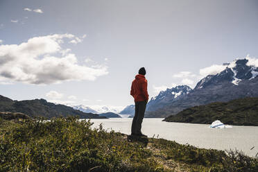 Mann steht und bewundert den Blick auf den Grey Glacier im Torres Del Paine National Park, Patagonien, Chile, Südamerika - UUF20826