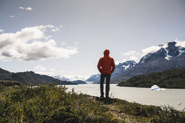 Wanderer genießt den Blick auf den Grey Glacier im Torres Del Paine National Park, Patagonien, Chile, Südamerika - UUF20827