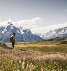 Mann bei der Erkundung des Nationalparks Torres Del Paine in Patagonien, Südamerika - UUF20831