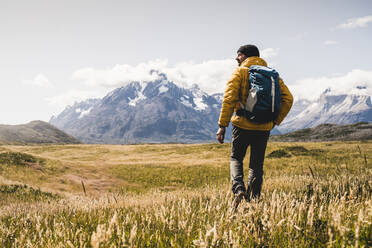 Mann mit Rucksack beim Wandern im Torres Del Paine National Park in Patagonien, Südamerika - UUF20833