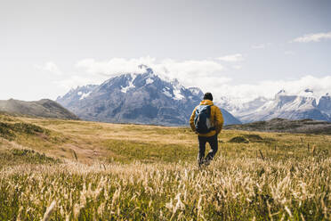 Mann mit Rucksack bei der Erkundung des Nationalparks Torres Del Paine in Patagonien, Südamerika - UUF20835