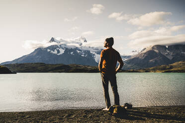 Mann am Pehoe-See im Torres Del Paine-Nationalpark, Chile Patagonien, Südamerika - UUF20842