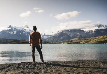 Mann stehend mit Blick auf den Pehoe-See im Torres Del Paine National Park Patagonien, Südamerika - UUF20851