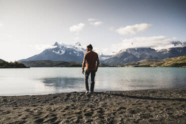 Mann beim Spaziergang am Pehoe-See im Torres Del Paine National Park Patagonien, Südamerika - UUF20852