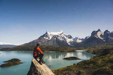 Mann bewundert den Blick auf den Pehoe-See im Torres Del Paine National Park, Chile Patagonien, Südamerika - UUF20854