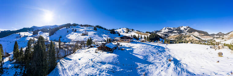 Helikopterpanorama der Sonne über dem Skigebiet Sudelfeld - AMF08339