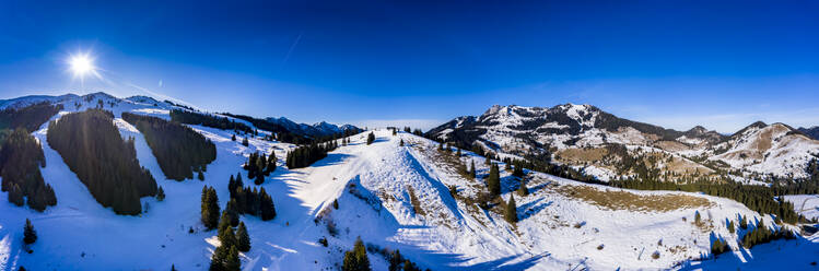 Hubschrauber-Panorama der Sonne über schneebedeckten Gipfeln im Mangfallgebirge - AMF08340