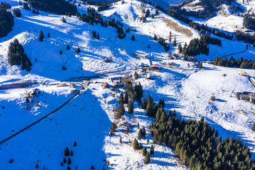 Blick aus dem Hubschrauber auf das Skigebiet Skiparadies - AMF08342