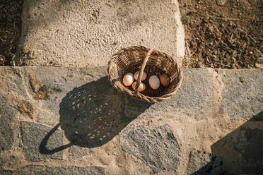 Eier im Weidenkorb auf Steinboden - GRCF00315