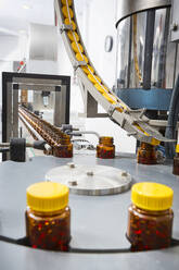 Verpackungskette und industrielle Herstellung von Tabletten und Pillenfläschchen für den medizinischen und Gesundheitssektor - ADSF09469