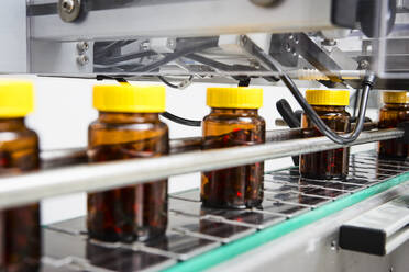 Verpackungskette und industrielle Herstellung von Tabletten und Pillenfläschchen für den medizinischen und Gesundheitssektor - ADSF09472