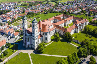 Deutschland, Bayern, Ottobeuren, Blick aus dem Hubschrauber auf das Kloster Ottobeuren und die umliegende Stadt im Sommer - AMF08344