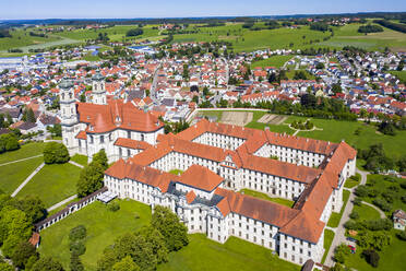 Deutschland, Bayern, Ottobeuren, Blick aus dem Hubschrauber auf das Kloster Ottobeuren und die umliegende Stadt im Sommer - AMF08345