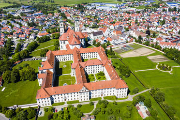 Deutschland, Bayern, Ottobeuren, Blick aus dem Hubschrauber auf das Kloster Ottobeuren und die umliegende Stadt im Sommer - AMF08346