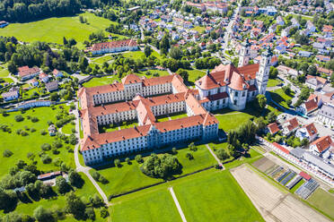 Deutschland, Bayern, Ottobeuren, Blick aus dem Hubschrauber auf das Kloster Ottobeuren und die umliegende Stadt im Sommer - AMF08347