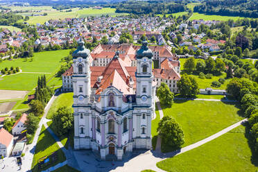 Deutschland, Bayern, Ottobeuren, Blick aus dem Hubschrauber auf das Kloster Ottobeuren und die umliegende Stadt im Sommer - AMF08348