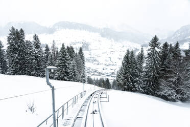 Schweiz, Kanton St. Gallen, Bahnlinie entlang des schneebedeckten Gipfels und des Tals des Chaserrugg-Bergs - TAMF02651