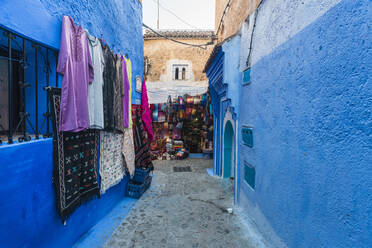 Verschiedene Waren zum Verkauf auf dem Markt in Chefchaouen, Marokko - TAMF02679