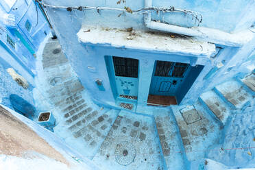 Blau gestrichene Außenfassade von Wohngebäuden in Chefchaouen, Marokko - TAMF02681