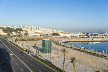 Stadtbild und Hafen gegen den Himmel in Tanger, Marokko - TAMF02687