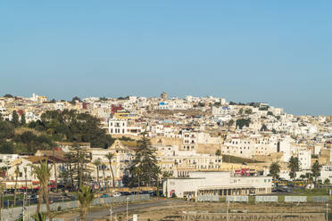 Gebäude in der Stadt gegen den klaren Himmel in Tanger, Marokko - TAMF02689