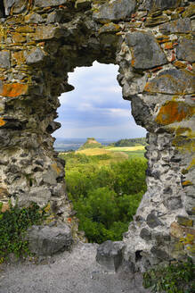 Deutschland, Baden-Württemberg, Hohenkrahen durch die beschädigte Mauer von Schloss Magdeberg gesehen - ELF02175