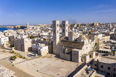 Italien, Provinz Bari, Molfetta, Drohnenaufnahme der Kirche des Heiligen Konrad und der umliegenden Häuser im Sommer - AMF08356