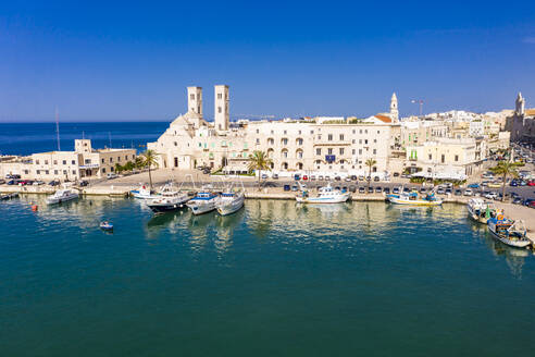 Italien, Provinz Bari, Molfetta, Drohnenansicht des alten Stadthafens im Sommer - AMF08358