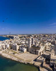 Italien, Provinz Bari, Molfetta, Drohnenaufnahme der Kirche des Heiligen Konrad und der umliegenden Häuser im Sommer - AMF08361