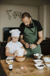 Vater und Tochter backen zu Hause Kekse - GMLF00420