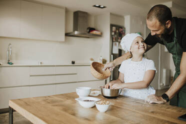 Vater und Tochter backen zu Hause Kekse - GMLF00426