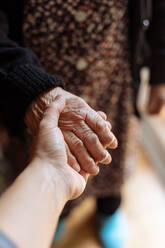Enkel hält die Hand seiner Großmutter - ADSF09528