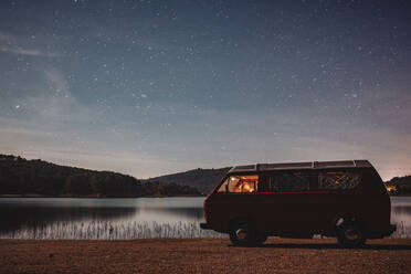 Wohnwagen am See bei Sonnenuntergang - ADSF09558