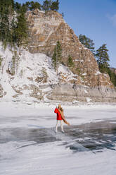Frau beim Schlittschuhlaufen auf gefrorenem Fluss - ADSF09816