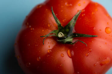 Hohe Winkel Nahaufnahme von reifen roten Tomaten auf Teller in der modernen Küche auf schwarzem Hintergrund platziert - ADSF09924