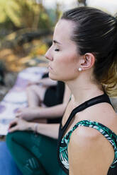 Frau übt Yoga im Wald - MRRF00254