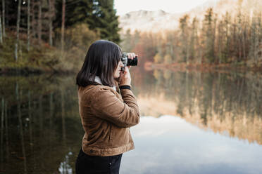 Frau fotografiert am Seeufer - ADSF10061