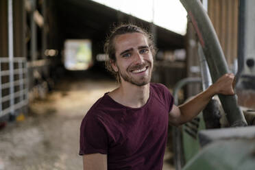 Porträt eines lächelnden jungen Landwirts auf einem Bauernhof - KNSF08365