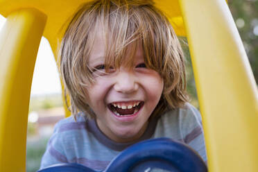 Porträt eines 5 Jahre alten Jungen mit seinem Spielzeugauto - MINF15004