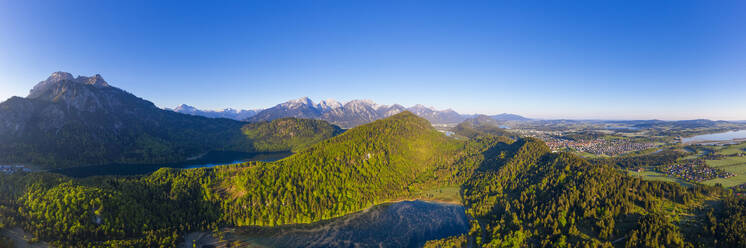 Deutschland, Bayern, Schwangau, Luftpanorama des Schwansees und der umliegenden Berge im Sommer - SIEF09973