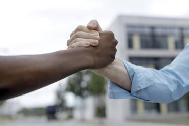 Ausgeschnittenes Bild von Freunden, die sich in der Stadt treffen - KMKF01448