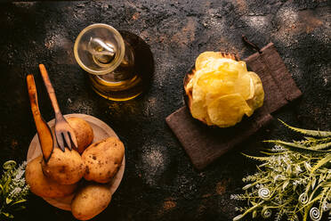 Pommes frites und Bratkartoffeln auf dem Tisch - ADSF10406