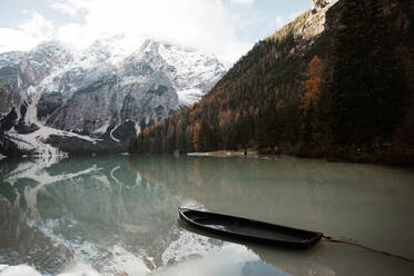 Idyllischer Landschaftssee in den verschneiten Dolomiten in Italien - ADSF10411