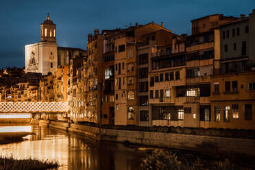 Charmante Flusslandschaft mit Kirche und Häusern am Abend in Girona, Katalonien, Spanien - ADSF10448